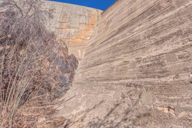 Ash Fork Arizona yakınlarındaki Kaibab Ulusal Ormanı 'ndaki Stone Barajı' nın altından görüntü..