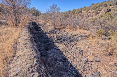 Ash Fork Arizona yakınlarındaki Kaibab Ulusal Ormanı 'ndaki Stone Barajı yakınlarında taşan bir duvar..