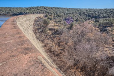 Öğleden sonra Ash Fork Arizona yakınlarındaki Kaibab Ulusal Ormanı 'ndaki Stone Barajı' nın en üst görüntüsü..
