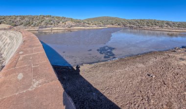 Öğleden sonra Ash Fork Arizona yakınlarındaki Kaibab Ulusal Ormanı 'ndaki Stone Baraj Gölü' nün üst manzarası..