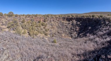 Ash Fork Arizona yakınlarındaki Kaibab Ulusal Ormanı 'nda Johnson Krateri olarak bilinen dev subatan..