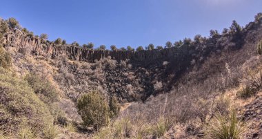 Ash Fork Arizona yakınlarındaki Kaibab Ulusal Ormanı 'nda Johnson Krateri olarak bilinen dev subatanın kenarından görüntüyü alın..