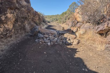 Johnson Kanyonu boyunca araçların bu noktadan geçmesini engellemek için bir kaya bariyeri. Demiryolu 1959 yılında terk edildi ve şimdi Arizona 'daki Kaibab Ulusal Ormanı' na ait. Mülk iznine gerek yok.