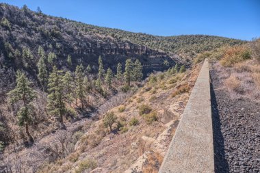 Johnson Kanyonu demiryolu seviyesini tutan beton bir istinat duvarı. Demiryolu iflas etti ve 1959 'da terk edildi. Bölge artık Arizona Kaibab Ulusal Ormanı 'nın bir parçasıdır..