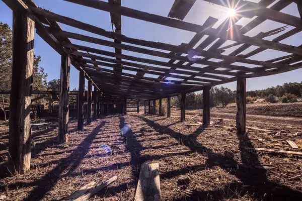 Arizona Kaibab Ulusal Ormanı 'ndaki Rods Kış Kampı' nın terk edilmiş eski çiftliği. Kamu arazisi, mülke izin gerekmiyor.