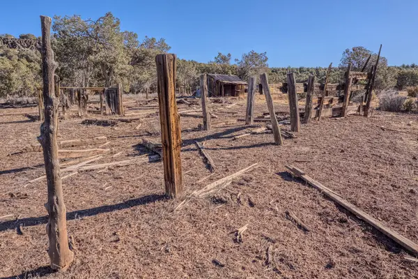 Arizona Kaibab Ulusal Ormanı 'ndaki Rods Kış Kampı' nın terk edilmiş eski çiftliği. Kamu arazisi, mülke izin gerekmiyor.