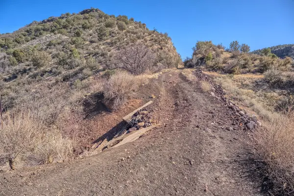 Arizona Kaibab Ulusal Ormanı 'nda Johnson Canyon Demiryolu' nun bir bölümü aşınmış ve çökmüş..