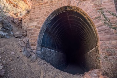Tarihi Johnson Kanyonu Demiryolu Tüneli 'nin kuzey girişi. 1881 'de inşa edilmiş, 1959' da terk edilmiş. Artık Arizona Kaibab Ulusal Ormanı 'nın bir parçası. Mülk iznine gerek yok.