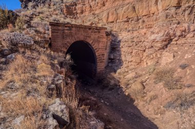 Tarihi Johnson Kanyonu Demiryolu Tüneli 'nin güney girişi. 1881 'de inşa edilmiş, 1959' da terk edilmiş. Artık Arizona Kaibab Ulusal Ormanı 'nın bir parçası. Mülk iznine gerek yok.