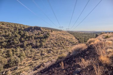 Arizona 'daki Kaibab Ulusal Ormanı' nda Johnson Kanyonu boyunca uzanan yüksek voltajlı elektrik hatları. Tarihi terk edilmiş Johnson Kanyonu Demiryolu 'ndan izlendi.