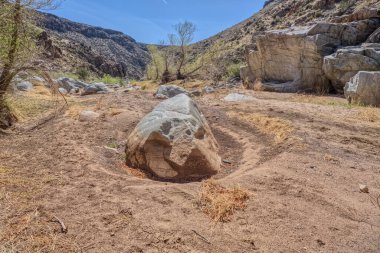 Arizona Agua Fria Ulusal Anıtı 'ndaki Agua Fria Nehri Kanyonu' nun granit nehir yatağı..