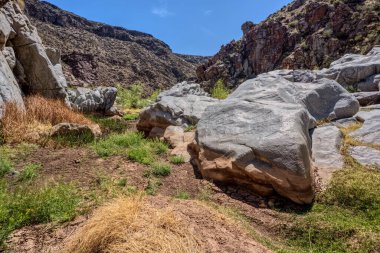 Arizona Agua Fria Ulusal Anıtı 'ndaki Agua Fria Nehri Kanyonu' nun granit nehir yatağı..