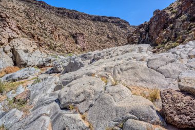 Arizona Agua Fria Ulusal Anıtı 'ndaki Agua Fria Nehri Kanyonu' nun granit nehir yatağı..