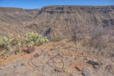 Arizona 'nın kuzeyindeki Agua Fria Ulusal Anıtı' ndaki Richinbar Madeni 'nden kalanlar. Benimki 1905 'te kurulmuş ama sahibi olan şirket 1940' ta iflas edince terk edilmiş..