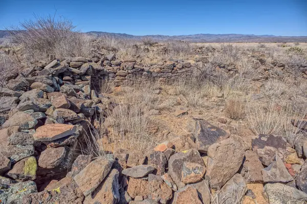 Kara Kanyon şehri Arizona 'nın kuzeyindeki Agua Fria Ulusal Anıtı' ndaki tarihi Richinbar Madeni yakınlarındaki Antik Hint Harabeleri.