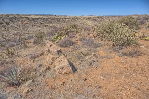 Arizona 'nın kuzeyindeki Agua Fria Ulusal Anıtı' nda terk edilmiş Richinbar Madeni 'nin beton blok kalıntıları..