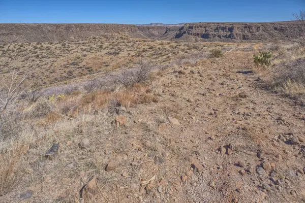 Terk edilmiş Richinbar Madeni yakınlarındaki Agua Fria Ulusal Anıtı 'nda manzaralı bir manzaraya giden yol..