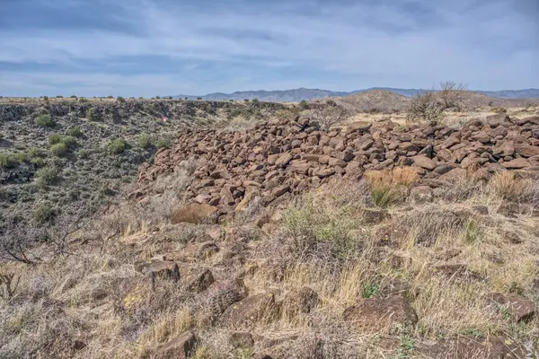 Arizona 'daki Agua Fria Ulusal Anıtı' ndaki Silver Creek Kanyonu 'na bakan Fort Silver Indian Harabeleri' nin antik duvarı. Pueblo La Plata harabelerinin yakınında..