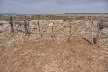 Arizona Agua Fria Ulusal Anıtı 'ndaki Silver Creek Kanyonu' na giriş kapısı. Geçit, sığırların kanyona girmesini engellemek için..