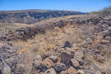 Kara Kanyon şehri Arizona 'nın kuzeyindeki Agua Fria Ulusal Anıtı' ndaki tarihi Richinbar Madeni yakınlarındaki Antik Hint Harabeleri.