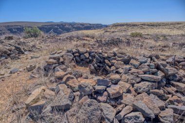 Kara Kanyon şehri Arizona 'nın kuzeyindeki Agua Fria Ulusal Anıtı' ndaki tarihi Richinbar Madeni yakınlarındaki Antik Hint Harabeleri.