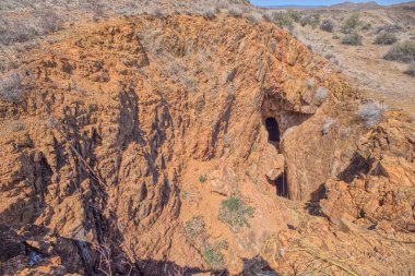 Arizona 'nın kuzeyindeki Agua Fria Ulusal Anıtı' ndaki Richinbar Madeni 'nde maden kuyusu açın. Benimki 1905 'te kurulmuş ama sahibi olan şirket 1940' ta iflas edince terk edilmiş..
