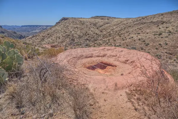 Arizona 'nın kuzeyindeki Agua Fria Ulusal Anıtı' ndaki Richinbar Madeni 'nden kalanlar. Benimki 1905 'te kurulmuş ama sahibi olan şirket 1940' ta iflas edince terk edilmiş..