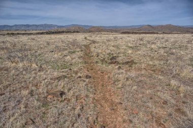 Arizona 'daki Agua Fria Ulusal Anıtı' ndaki Silver Creek Kanyonu 'na bakan Fort Silver Indian Harabeleri' ne giden bir yol. Pueblo La Plata harabelerinin yakınında..