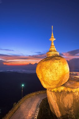 Kyaiktiyo 'nun altın kayası, gece Myanmar.