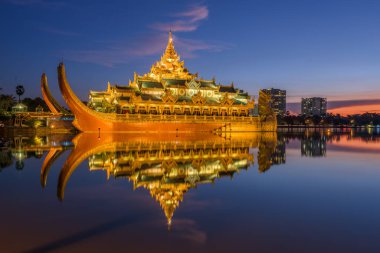 Yangon, Myanmar Kandawgyi Kraliyet Gölündeki Karaweik Sarayı 'nda..