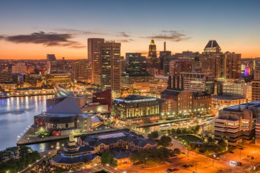 Baltimore, Maryland, ABD Skyline Inner Harbor alacakaranlıkta.