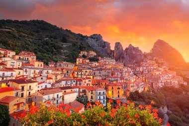 Castelmezzano, İtalya Basilicata bölgesinde şafakta.