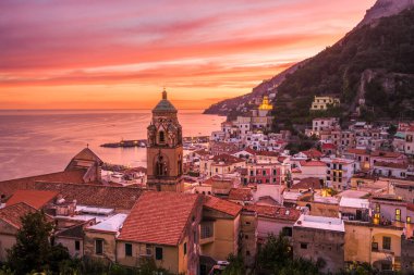Amalfi, İtalya Alacakaranlıkta Amalfi kıyısında.