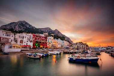 Capri, İtalya Alacakaranlıkta Marina Grande 'de.