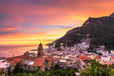 Amalfi, İtalya Alacakaranlıkta Amalfi kıyısında.
