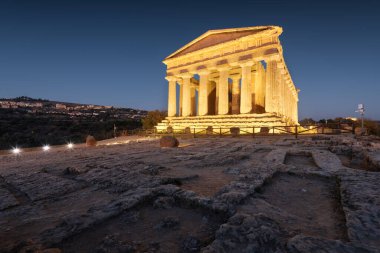 Agrigento, Sicilya 'daki Concordia Tapınağı, geceleyin.