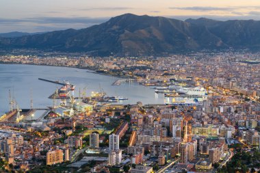 Palermo, İtalya alacakaranlıkta limana doğru yükseliyor..