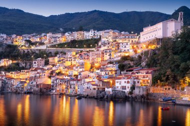 Scilla, İtalya kıyısı binaları alacakaranlıkta limanda..