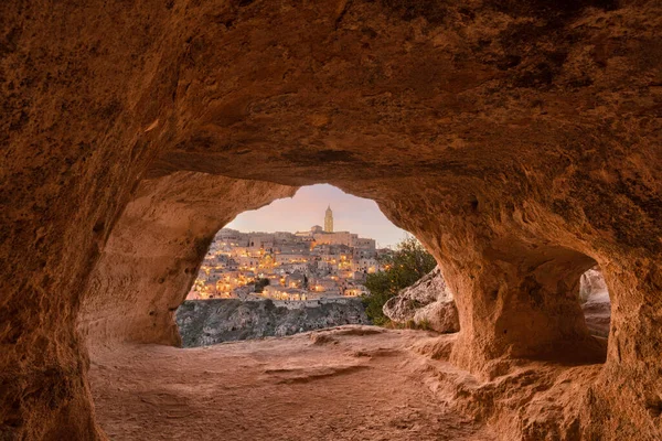 マテーラ イタリア夕暮れ時に古代の洞窟の中から見られるように — ストック写真