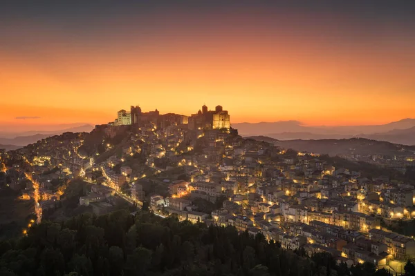 Troina Sicilya Talya Alacakaranlıkta Tepe Şehir Manzarası — Stok fotoğraf
