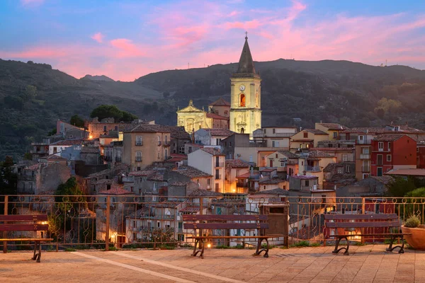 ノバラ シシリア 夕暮れ時にシチリア島のイタリアの村のスカイライン — ストック写真