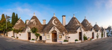 ALBEROBELLO, İTALYA - 10 Ekim 2022: Geleneksel sembollü Trullo evleri.
