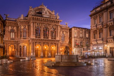 Catania, Sicilya, İtalya geceleri Bellini Plaza 'da.