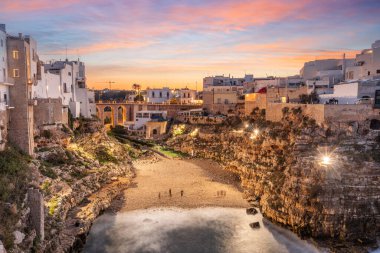 Polignano a Mare, İtalya Alacakaranlıkta sahile bakan.