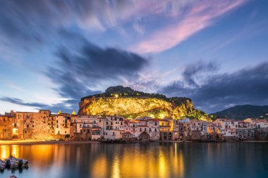 Cefalu, Sicilya, İtalya alacakaranlıkta Tyrhenian Denizi 'nde.