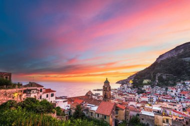 Amalfi, İtalya Alacakaranlıkta Amalfi kıyısında.