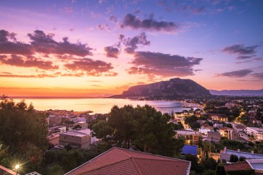 Palermo, Sicilya, İtalya Mondello ilçesinde alacakaranlıkta..