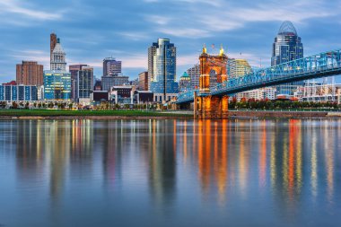 Cincinnati, Ohio, Amerika Birleşik Devletleri şehir manzarası ve alacakaranlıkta Nehri Köprüsü.