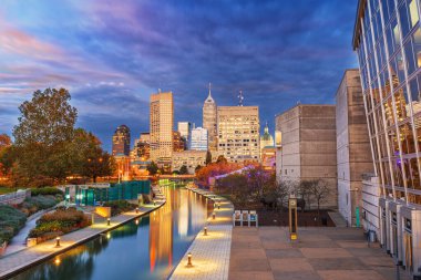 Indianapolis, Indiana, ABD şehir merkezi Alacakaranlık 'ta nehir kenarında yürüyüş.