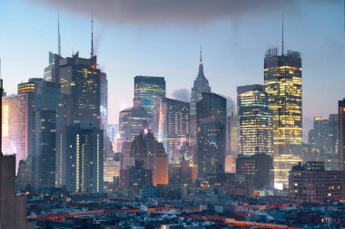 New York, New York şehir merkezi Manhattan 'da sisli bir sabah.